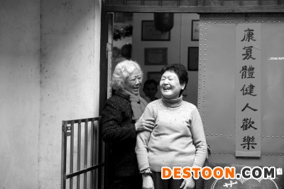 協(xié)會(huì)會(huì)長(zhǎng)談菊美（右）和會(huì)員談笑風(fēng)生。